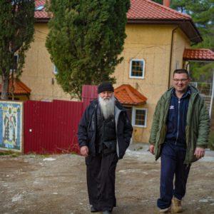 Игумен Петр с Ярославом Приймачуком, руководящим строительством на подворье