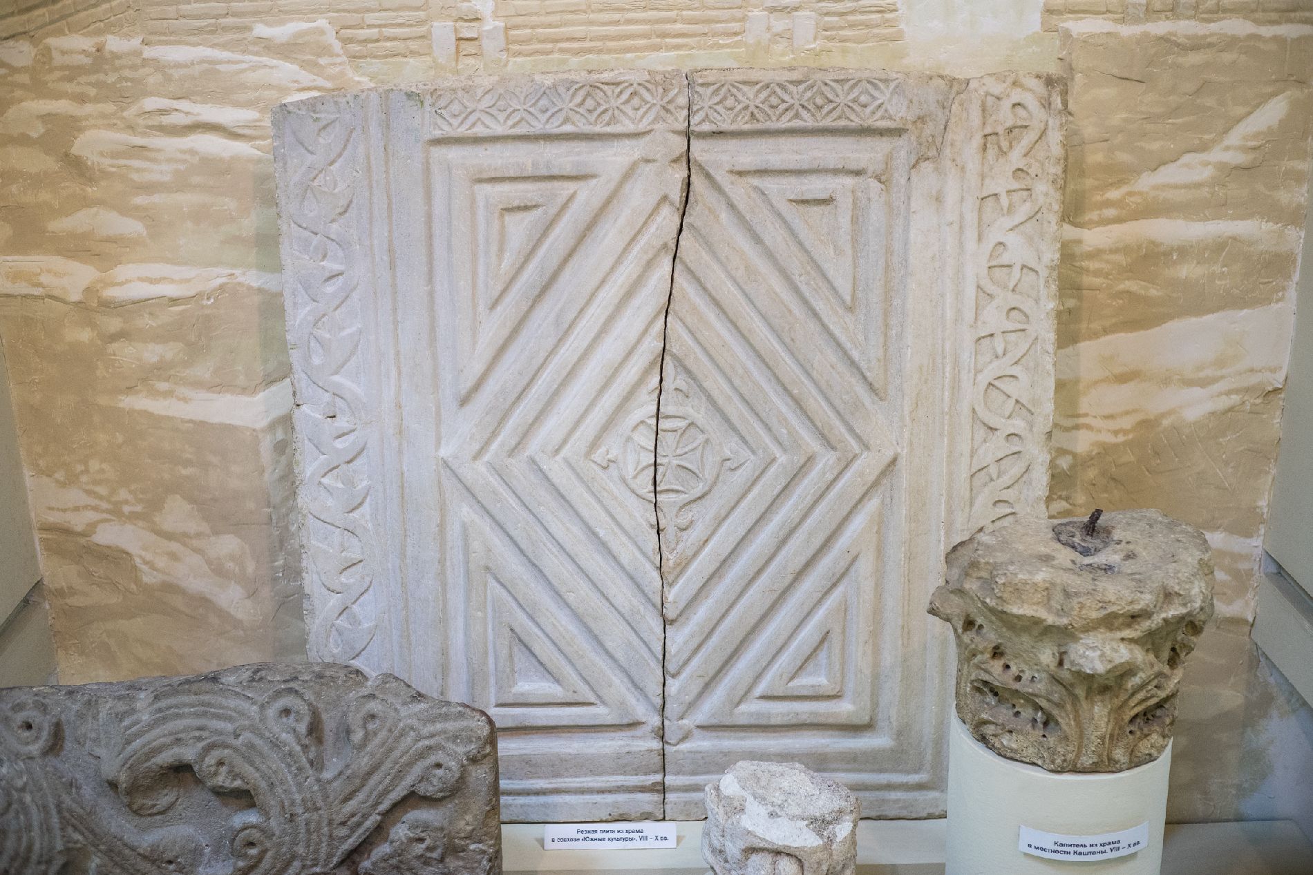 Фрагменты мраморного декора утраченной базилики, строительство которой датируется VI веком. Музей истории Сочи