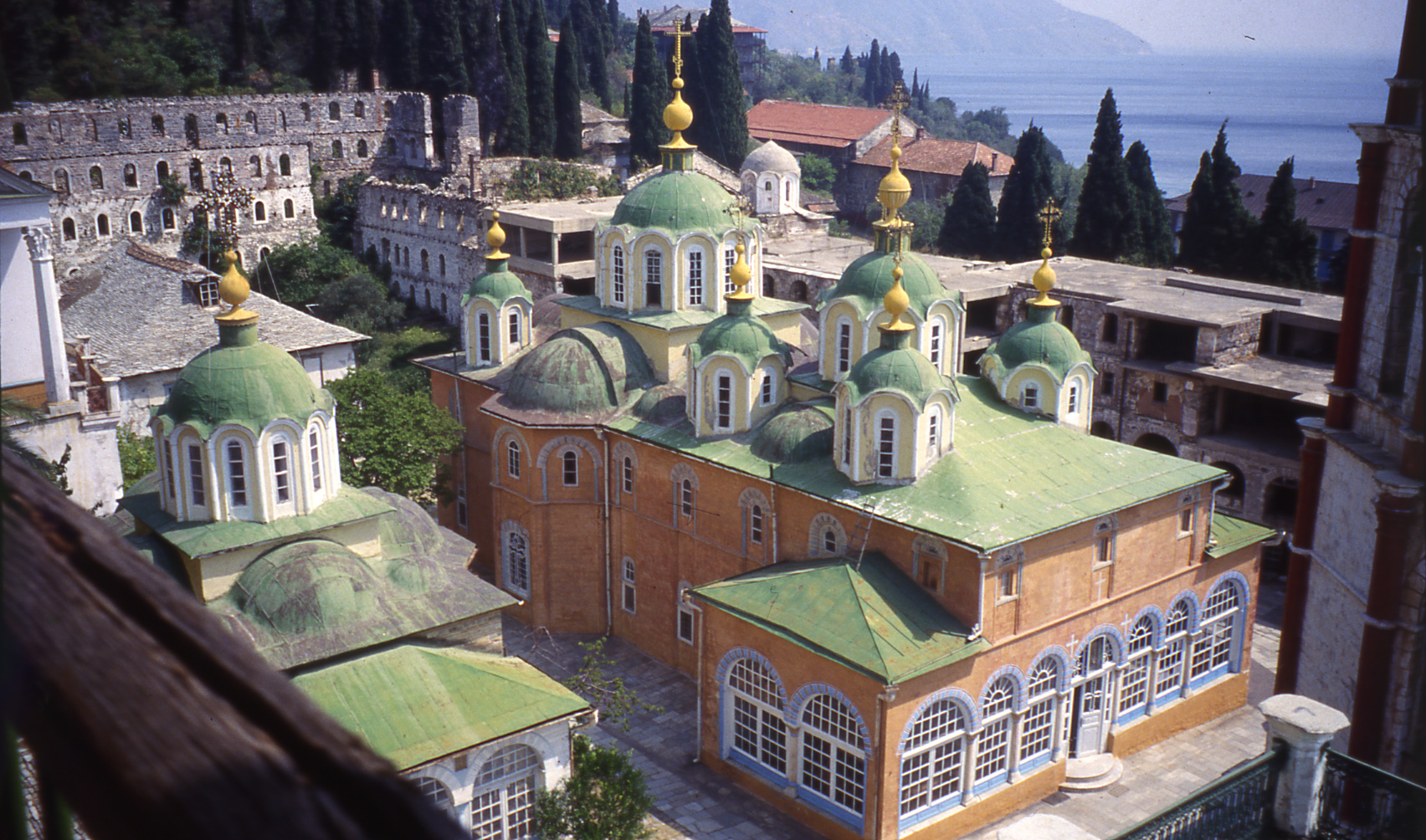 Пантелеимонов монастырь в начале 1990-х годов