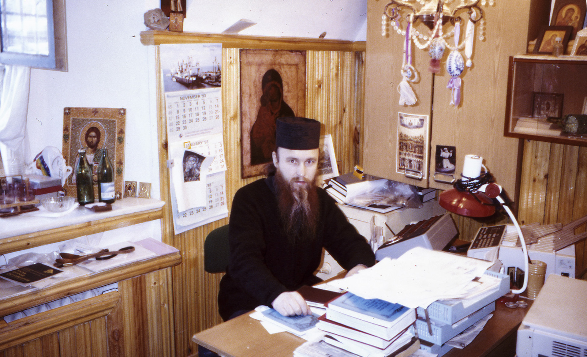 На Афонском подворье, в кабинете настоятеля. 1993 год