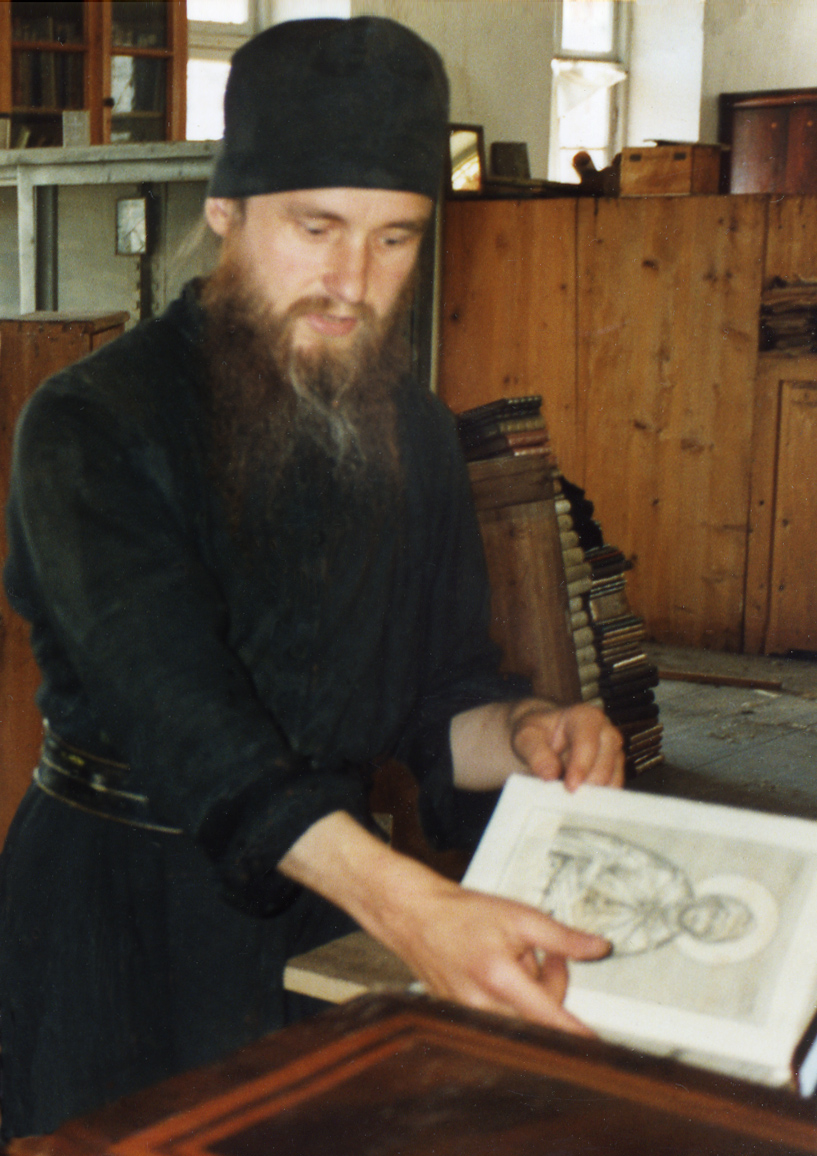 Игумен Петр в библиотеке Пантелеимонова монастыря. 1991 год