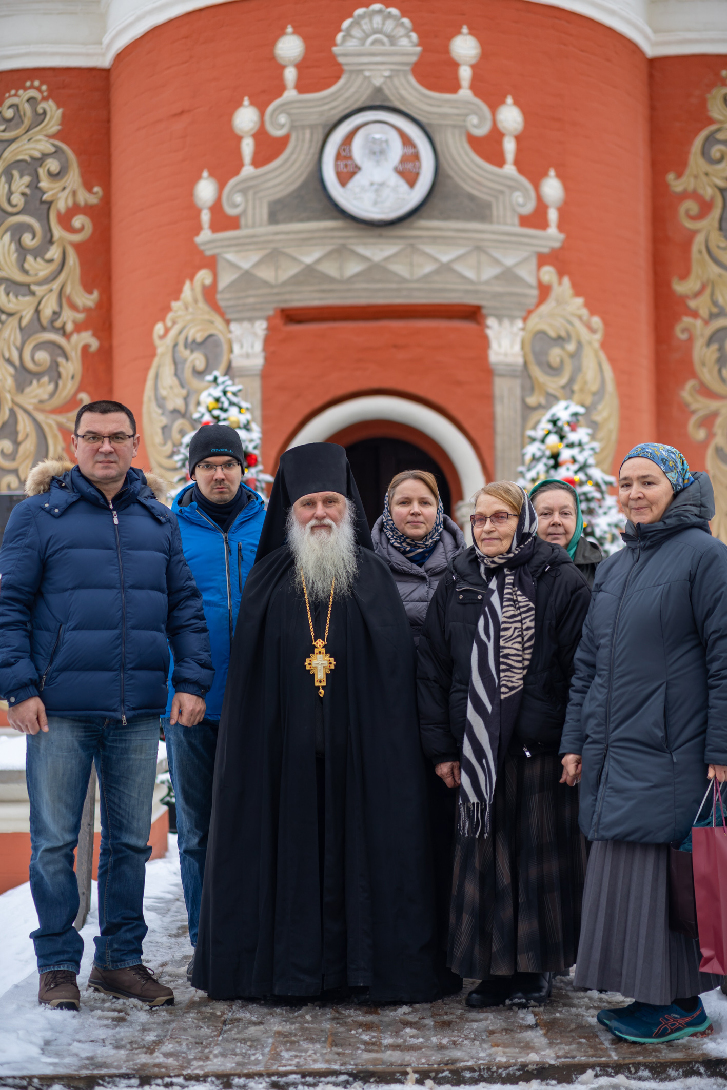 Отец Петр возле соборного храма Высоко-Петровской обители во имя святителя Петра с сотрудниками и прихожанами