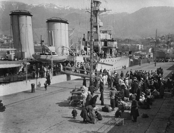 Беженцы из Сочи сходят на берег с борта крейсера «Калипсо» в Ялте. 1920 г.
